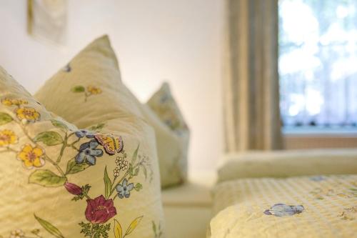 a room with two beds with pillows and a window at Ferienwohnung am Bloschk in Schwielochsee