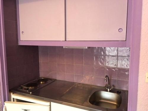 - une cuisine avec un évier et des placards violets dans l'établissement Studio Cabine 4 Pers. - Balcon, Parking Couvert, à 50m des Pistes - FR-1-404-209, à La Mongie