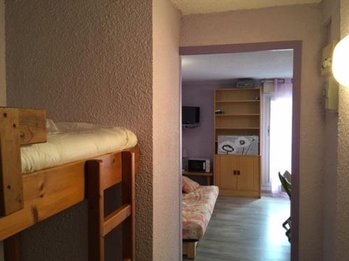 - une chambre avec 2 lits superposés et un salon dans l'établissement Studio Cabine 4 Pers. - Balcon, Parking Couvert, à 50m des Pistes - FR-1-404-209, à La Mongie