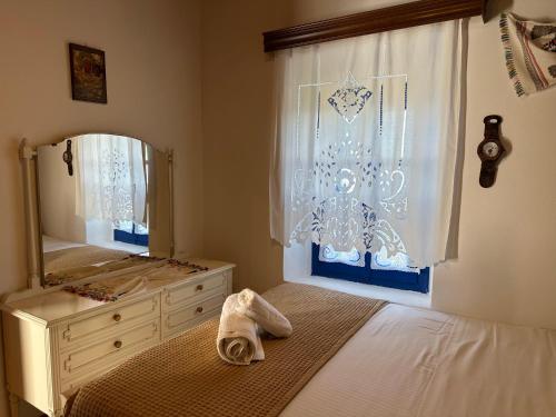 Кровать или кровати в номере Emporios Traditional Sea View House