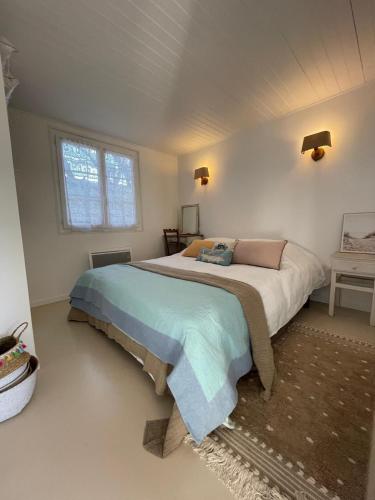 une chambre avec un grand lit dans une pièce dans l'établissement Uniek vakantiehuis aan het strand, à Saint-Pierre-dʼOléron