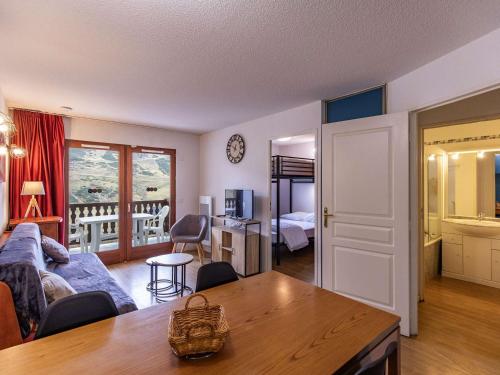 un salon avec un canapé et une table dans l'établissement Charmant T2 pour 6 avec Terrasse, Piscine Couverte et Parking à Bagnères-de-Bigorre - FR-1-404-275, à Bagnères-de-Bigorre