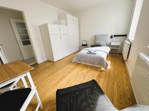 a bedroom with two beds and a wooden floor at Moderne 3-Zimmer-Wohnung in schönem Altbau in Waiblingen in Waiblingen
