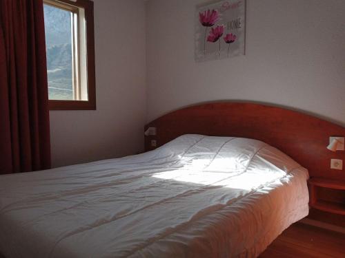 - un lit blanc dans une chambre avec fenêtre dans l'établissement Duplex Cosy 7 pers. avec Piscine, Fitness et Proximité Pistes à La Mongie - FR-1-404-311, à Bagnères-de-Bigorre