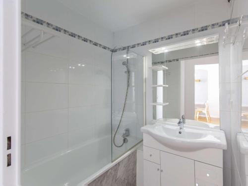 une salle de bain blanche avec un lavabo et une douche dans l'établissement Charmant T2 avec Terrasse, Parking, Piscine Couverte et Salle de Fitness - FR-1-404-312, à Bagnères-de-Bigorre