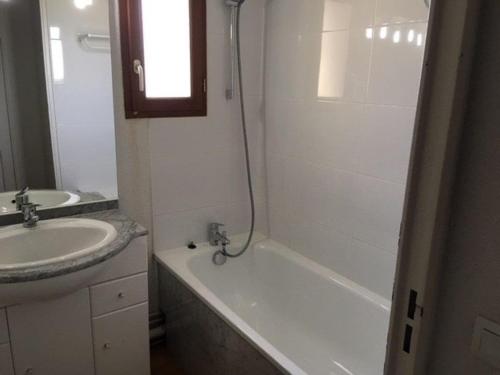 une salle de bain avec un lavabo, une baignoire et une douche dans l'établissement Duplex avec Piscine, Salle de Fitness, Parking et Animaux Acceptés - FR-1-404-321, à Bagnères-de-Bigorre