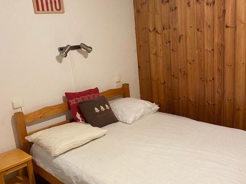 - une chambre avec un lit doté d'une lampe et de deux oreillers dans l'établissement Charmant appartement 2 pièces avec WiFi et parking - FR-1-629-27, à Samoëns