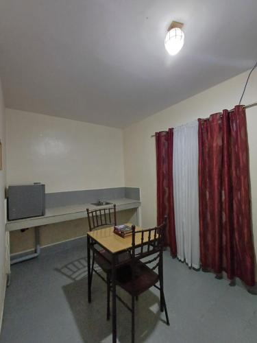 安吉利斯The Vjour Hotel的客房设有书桌和桌椅。