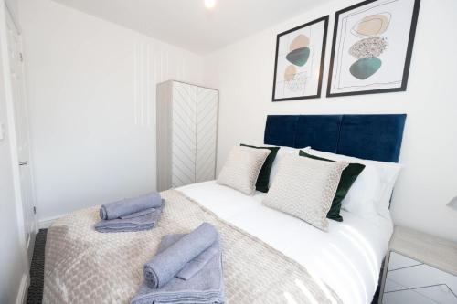 Postel nebo postele na pokoji v ubytování Contemporary 3 Bedroom Home with Garden & Parking