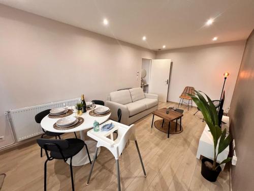 un salon avec une table et un canapé dans l'établissement Charming apartment Sablon, à Metz