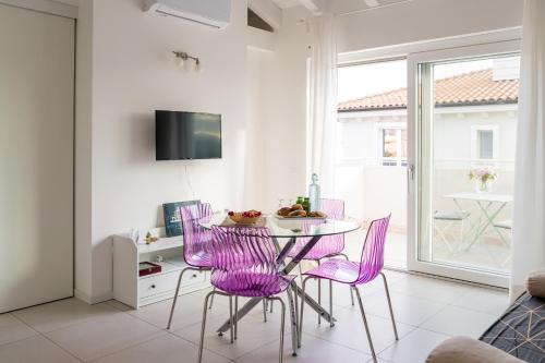 Televízia a/alebo spoločenská miestnosť v ubytovaní Residenza del Barone Luxury House - Pula, Sardegna