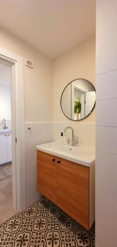 a bathroom with a sink and a mirror at מקום להיות סוויטה אדריכלית זוגית in Bet Qeshet
