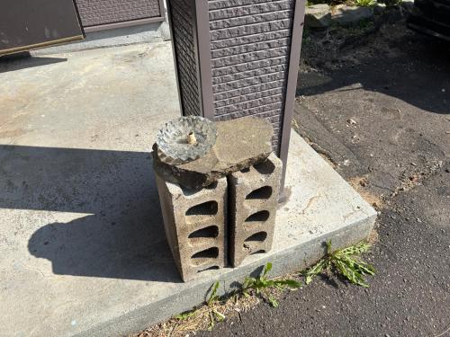 a cement pillar with a drain on the side of a street at 簡易宿所 51ハウス 音と温泉 みんなで時間を楽しむ貸切一軒家 in Shiraoi