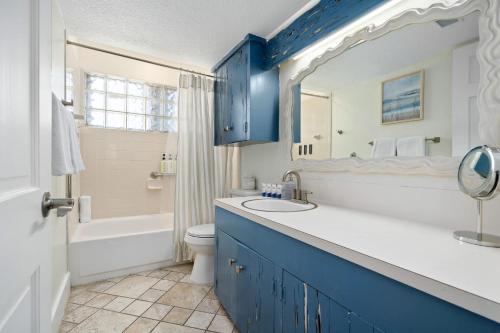 Ένα μπάνιο στο 5 Br Sleeps 16 Pool Hot Tub Putt Putt Bikes Arcade