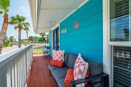 Μπαλκόνι ή βεράντα στο 5 Br Sleeps 16 Pool Hot Tub Putt Putt Bikes Arcade