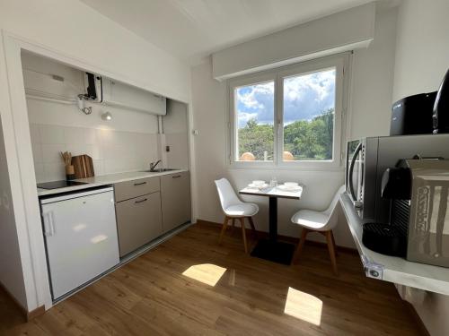 Dapur atau dapur kecil di Bienvenue à L'Oustalet Studio 2