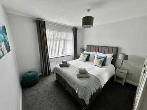 Un dormitorio con una cama y una ventana grande en Beautifully Spacious 3 Bed Home, en Kenton