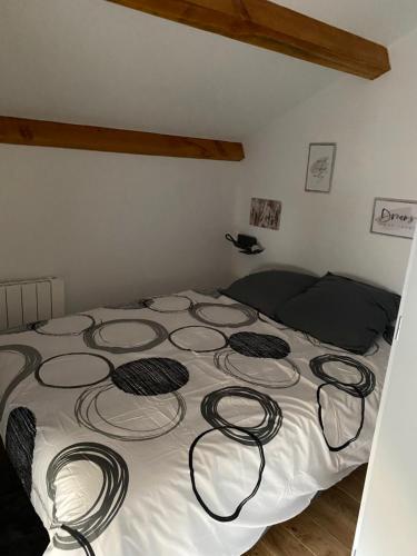 une chambre avec un grand lit blanc avec des ressorts dessus dans l'établissement Maison côté Auvergne, à Beauzac