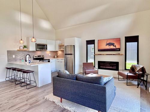 Η κουζίνα ή μικρή κουζίνα στο Wildflower Walk at Three Suns Cabins