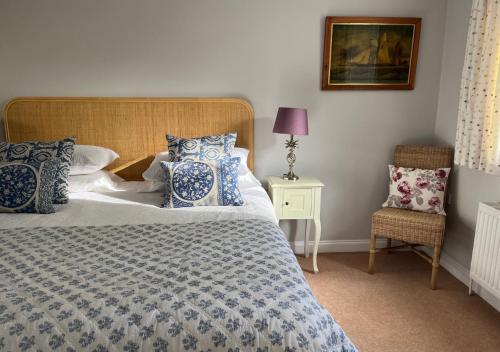 Katil atau katil-katil dalam bilik di Stylish 1-bed Cottage Escape in Piddlehinton