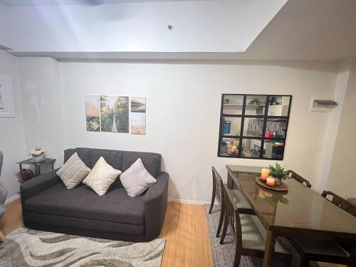 Lapu Lapu CityCozy & Convenient 1-Bedroom Condo 3 mins Away from the Airport的带沙发和桌子的客厅