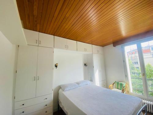 a bedroom with a bed and a wooden ceiling at Appartement Porte d'Orléans Paris in Paris