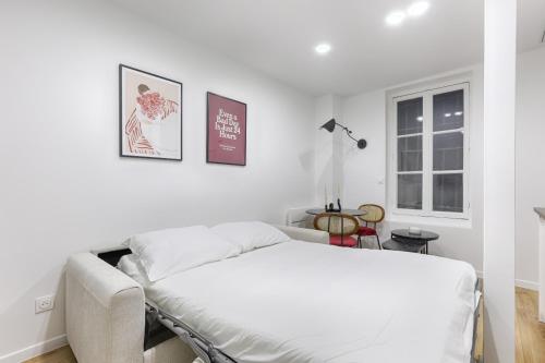 une chambre blanche avec un lit et une fenêtre dans l'établissement CIA - Lovely Studio East Paris, à Paris
