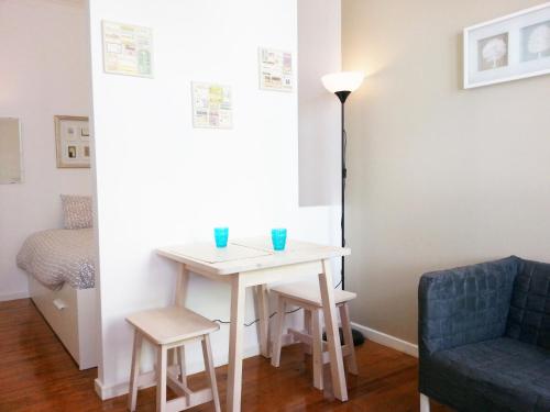 una pequeña mesa con 2 sillas y una lámpara en una habitación en Alcantara Quiet & Calm in Lisbon, en Lisboa