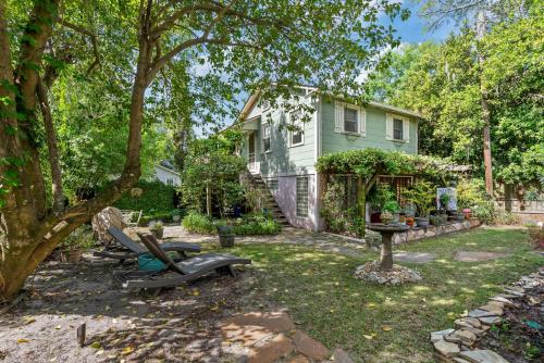 a yard with chairs and a house at La Petite Fleur-Charming Park Circle Private Studio in Charleston