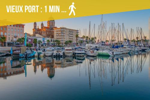 a view of a marina with boats in the water at Maison Raphaël studios - Plages, Ville et Gare à Pied in Saint-Raphaël
