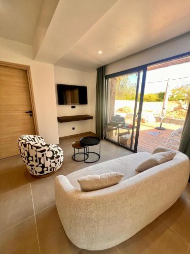 Maison Di Fiori, location neuve avec piscine