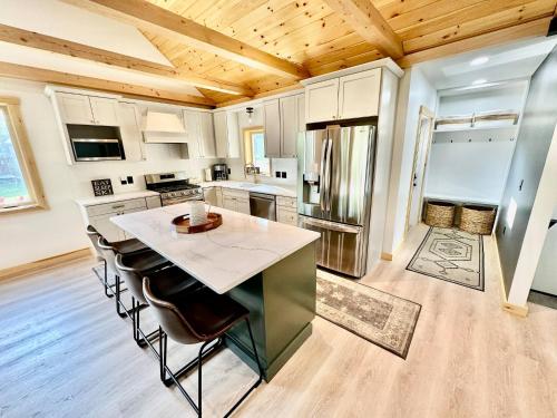Η κουζίνα ή μικρή κουζίνα στο Sunset Over Stanton, New Home w/ Hot Tub/Fire Pit