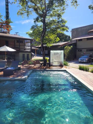 アライアル・ダジュダにあるTororao Hotel Pousadaの透明な青い水と木製のデッキのあるプール