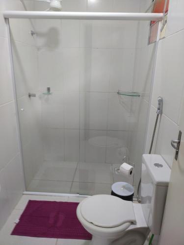 a white bathroom with a toilet and a shower at pousada da Serra PETAR in Iporanga