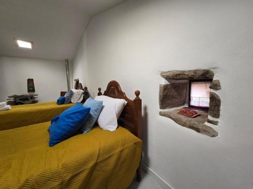 Ένα ή περισσότερα κρεβάτια σε δωμάτιο στο Casa da Tia Outra