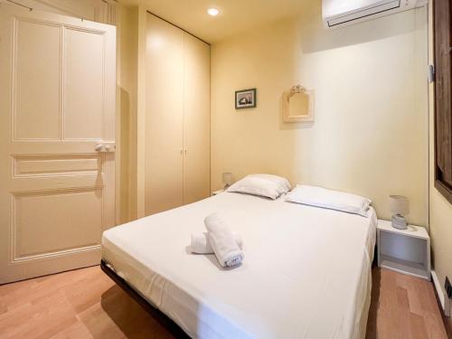 une chambre avec un lit blanc avec des serviettes dessus dans l'établissement Nice 66 4 Pers AC WiFi, à Nice