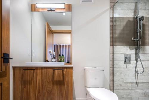 Un baño con inodoro, lavabo y ducha. en Havre 115 Des Montagnes Luxurious & Modern Ski-in Ski-out, en Mont-Tremblant