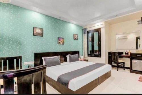 Postel nebo postele na pokoji v ubytování Premium Stays In Paschim Vihar