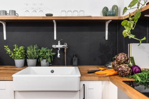 una cocina con fregadero y verduras en una encimera en Your HOME in Bologna, en Bolonia