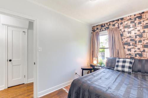 Postel nebo postele na pokoji v ubytování 3 Mi to Downtown Getaway in Richmond