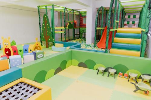ナイロビにあるJocusの子供用プレイルーム(滑り台付)、遊び場