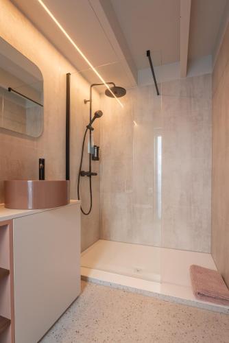 a bathroom with a shower and a sink at De Rietreiger in Blankenberge