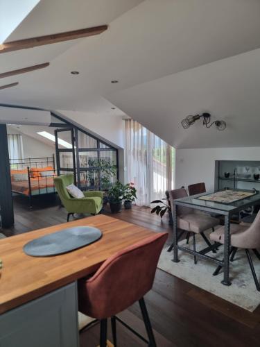 a living room with a table and chairs at Eclectic suburbian oasis 7km from the beach in Čavle