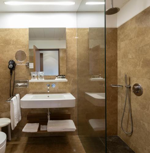 Ένα μπάνιο στο Hotel de Guimaraes Business & SPA
