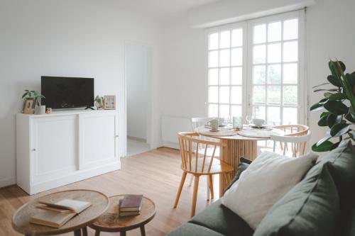 ウイストルアムにあるL'escapade appartement 4 persのソファとテーブルのあるリビングルーム