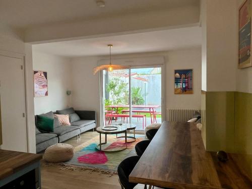 un salon avec un canapé et une table dans l'établissement Maison au calme - 3 chambres avec lits doubles et douillets - jardin privé, à Les Sables-dʼOlonne