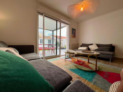 Posezení v ubytování Maison au calme - 3 chambres avec lits doubles et douillets - jardin privé