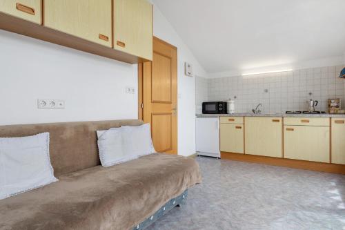 a living room with a couch and a kitchen at Mittermüllerhof Feldthurns in Velturno