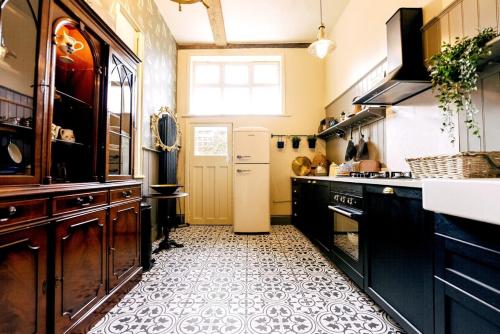 A cozinha ou cozinha compacta de The Wellie Stern a unique home recapturing history