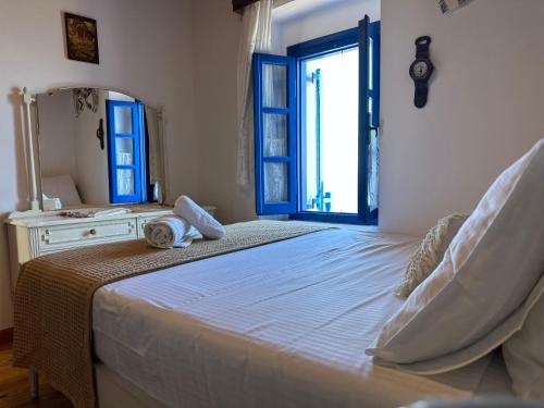 Кровать или кровати в номере Emporios Traditional Sea View House